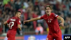 Турецкая команда празднует свой забитый гол