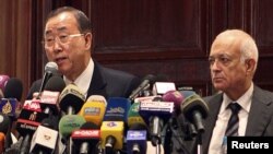 БУУнун баш катчысы Пан Ги Мун Арап лигасынын төрагасы Набил ал-Араби менен Каирдеги сүйлөшүү учурунда, 20-ноябрь, 2012