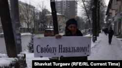 Алексей Навальныйды колдоп чыккан пикетчи. Бишкек. 2021-жылдын 23-январы.