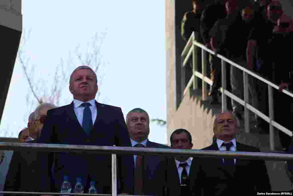 Инаугурацию посетил абхазский премьер Беслан Барциц, чуть позади экс-президент, главный инфомейкер югоосетинских выборов - Эдуард Кокойты