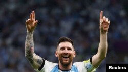 Լիոնել Մեսսին հաղթանակից հետո ողջունում է երկրպագուներին, «Լուսայիլի» մարզադաշտ, Լուսայիլ. 9 դեկտեմբերի, 2022թ.