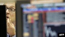 با توجه به گسترش بحران از آمريکا به اروپا و ژاپن، و چشم اندازهای نه چندان اميدوار کننده برای آنها دستکم تا پايان سال ۲۰۰۹ ميلادی، نگاه ها به ابر قدرت های اقتصادی دنيای در حال توسعه دوخته شده است.(عکس: AFP)