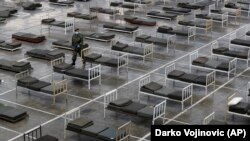 Ліжка для потенційних хворих на COVID-19 на території Белградського ярмарку, 24 березня 2020 року