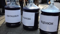 Активісти принесли чорнила урядовцям для останніх печаток на рішенні про закупівлю ліків міжнародними організаціями (відео)