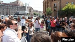 Արգիշտի Կիվիրյանը Հայաստանի ոստիկանության շենքի մոտ բողոքի ակցիայի ժամանակ, 27-ը օգոստոսի, 2013թ․