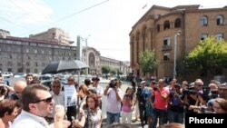 Аргишти Кивирян во время акции протеста перед зданием Полиции Армении, Ереван, 27 августа 2013 г.

