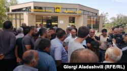 Жители пострадавших сел собрались возле здания мэрии Лагодехи с требованием к властям возместить нанесенный стихией ущерб