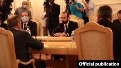 Министр иностранных дел Армении Арарат Мирзоян (в центре) на встрече с министром иностранных дел России Сергеем Лавровым в Москве, 31 августа 2021 г. 