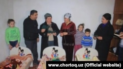 Чиновники Чартакской районной администрации в доме новорожденных тройняшек, названных в честь Зироатхон Мирзияевой и ее дочерей.  