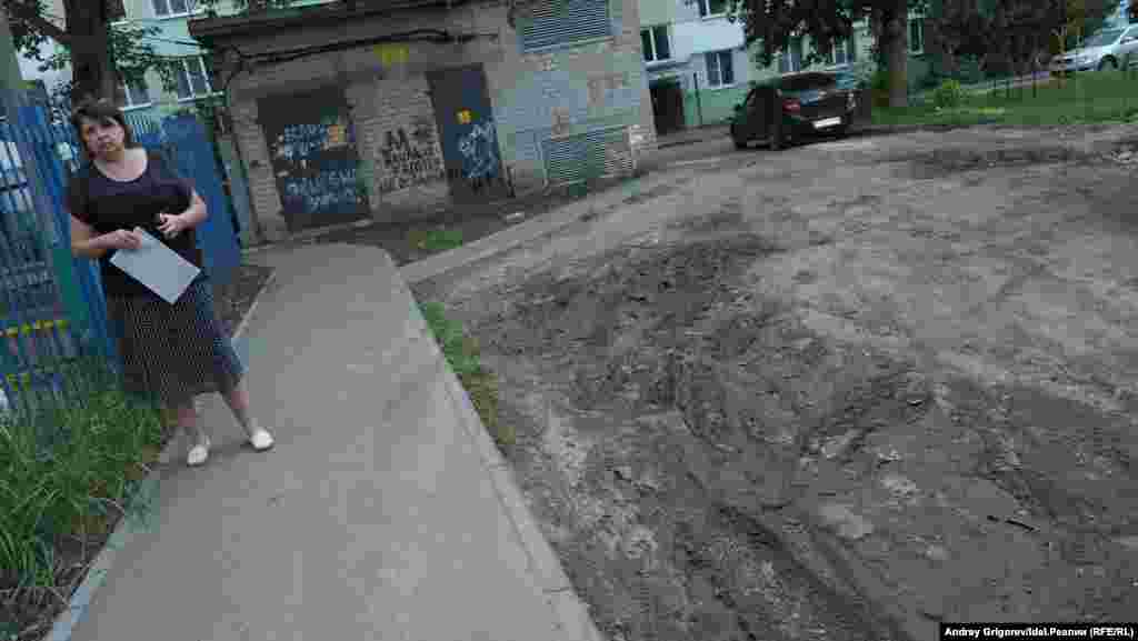 Теперь покинем территорию ТСЖ, чтобы узнать, есть ли в микрорайоне объекты, не вызывающие нареканий со стороны городских чиновников. Есть, и достаточно!&nbsp; Справа, например, не то зеленая, не то парковочная зона (количество грязи мешает сделать однозначный вывод), которая находится в ведении не то местной управляющей компании, не то города. А вот асфальтовая дорожка слева, как гласит местный фольклор, обязана своим появлением на свет мэру Казани Ильсуру Метшину. Однажды градоначальник нанес визит в эти дворы. Понятное дело, принимающая сторона не могла ударить в грязь лицом. Хотя соверши городской глава буквально один неосторожный шаг вправо &mdash; и!..&nbsp; Ещё левее, за забором, детский сад. Посмотрим, что в нём.&nbsp;