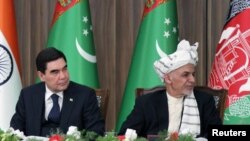 Prezident Aşraf Gani (S) türkmen kärdeşi Gurbanguly Berdimuhamedow bilen. Owganystan, 2018. 