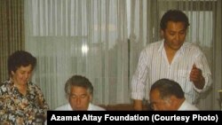 Азамат Алтай, Аким Өзгөн, Майра Жакып келини жана башка “Азаттыктын” жамаатынын өкүлдөрү Чыңгыз Айтматовду  коноктоодо. 1988-жыл. Мүнхен ш., Батыш Германия.