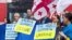 Українські та грузинські активісти на акції протесту проти агресії Росії в Україні. Нью-Йорк, 13 квітня 2014 року