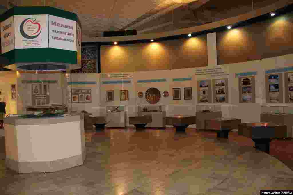 Зал выставки &laquo;Ценности исламской культуры&raquo;.