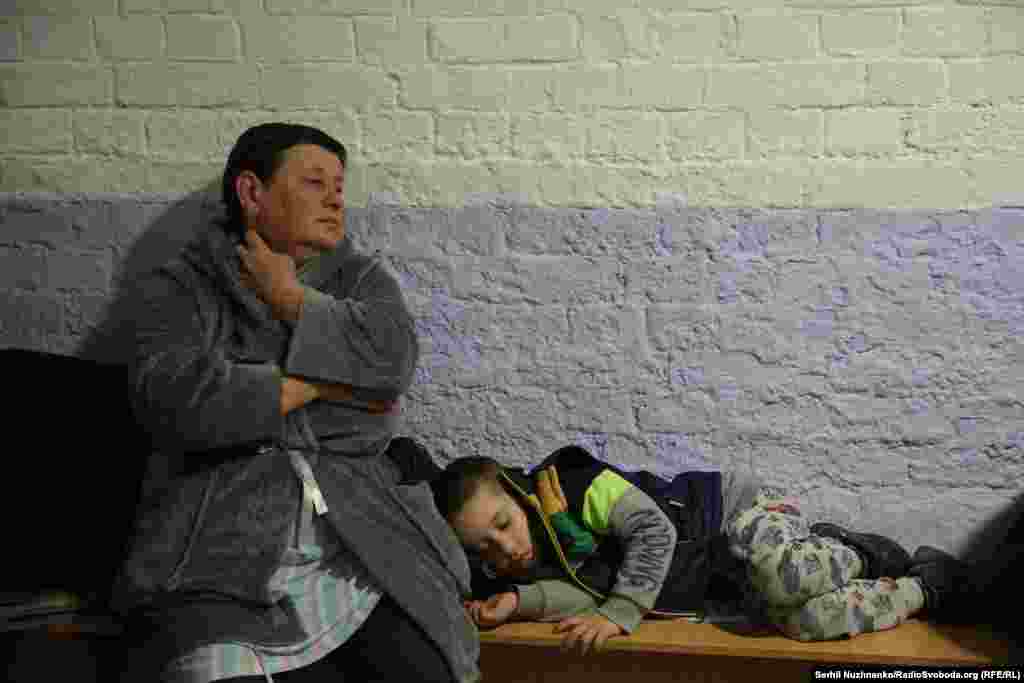 Люди чекають на завершення атаки