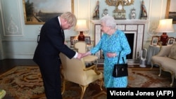 ملکه الیزابت هنگام به حضور پذیرفتن بوریس جانسون برای پست نخست‌وزیری بریتانیا در روز ۲۴ ژوئیه ۲۰۱۹.