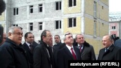 Президент Армении Серж Саргсян посещает квартал «Муш-2» в Гюмри, 24 марта 2011 г.