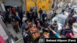 انتظار برای خرید مرغ در آخرین روز سال ۹۹ در یکی از مراکز عرضه در همدان