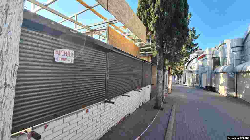 İşğalden evel boş yeri olmağan Servi alleyasındaki bazı büyük obyektler bile alâ daa kiracılarnı qıdıra, Sudaq, Qırım, 2025 senesi iyün ayı