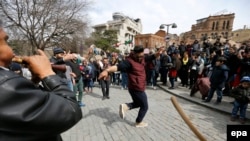 В среднем, как выяснили авторы «Барометра», население Грузии считает себя в большей степени счастливым, чем несчастным