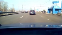 Відео водія, який, їдучи в колоні на Межигір’я, нібито не зупинився на вимогу інспектора ДАІ