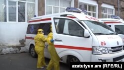 Բուժաշխատողներ, շտապ բուժօգնության ավտոմեքենա Երևանի «Սուրբ Գրիգոր Լուսավորիչ» բժշկական կենտրոնի մոտ, արխիվ