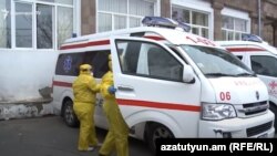 Բուժաշխատողներ և շտապ բուժօգնության ավտոմեքենաներ Երևանի «Սուրբ Գրիգոր Լուսավորիչ» բժշկական կենտրոնի մոտ, արխիվ