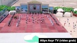 Döwlet telewideniýesinde görkezilýän “ak altyn” kerweni atlandyrýan dabaralarda sungat işgärleriniň aýdym-sazly çykyşlary bilen bir hatarda, meýdanlarda nyzam bilen hatara düzülen gowaçalar we patrak ýaly açylan pagta meýdanlary görkezilýär.