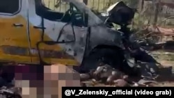 На фото видно знищену машину «Укрпошти», яка привезла пенсії, тіла загиблих заблюрені, Ярова, Краматорський район, Донецька область, 9 вересня 2025 року