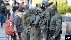 عکس آرشیوی از اعتراض در مقابل ساختمان اداره مهاجرت و گمرک آمریکا در پورتلند، ایالت اورگان، ۱۴ ژوئن ۲۰۲۵