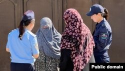 Ошто жүзүн толук жаап жүргөндөргө түшүндүрүү иштери учурунда тартылган сүрөт.