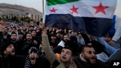 Սիրիայի քաղաքացիները ծածանում են հեղափոխական դրոշը՝ նշելով ապստամբների կողմից քաղաքի գրավման երկրորդ օրը, Դամասկոս, 9-ը դեկտեմբերի, 2024թ․