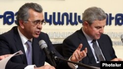 Armenia - Transport and Communications Minister Manuk Vartanian (L) and the chief executive of the Spanish company Corsan Corvian Construccion, Francisco Garcia Martin, at a news conference in Yerevan, 27Apr2012.
