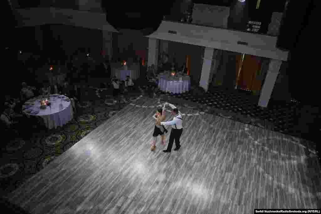  І кожен танець завершувався тим, що зал вставав і аплодував стоячи