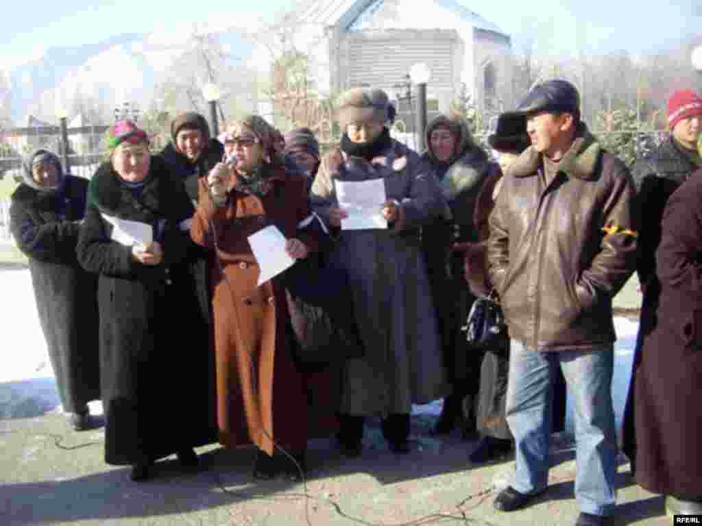 Генерал И. Исаковду жердештери колдоп чыкты - Генерал сегиз жылга эркинен ажыратылгандыгын укканда алар райбийликтин имаратын карай жөнөштү.  