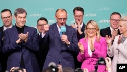 فریدریش مِرتس، رهبر ائتلاف محافظه‌کاران مسیحی، پس از اعلام پیروزی در انتخابات پارلمانی آلمان در جمع هواداران حزب