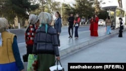 Женщины на улице в Ашгабате. Апрель 2018 года. Иллюстративное фото.