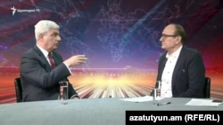 Политолог Степан Григорян дает интервью директору Радио Азатутюн Грайру Иамразяну, Ереван, 10 ноября 2018 г.