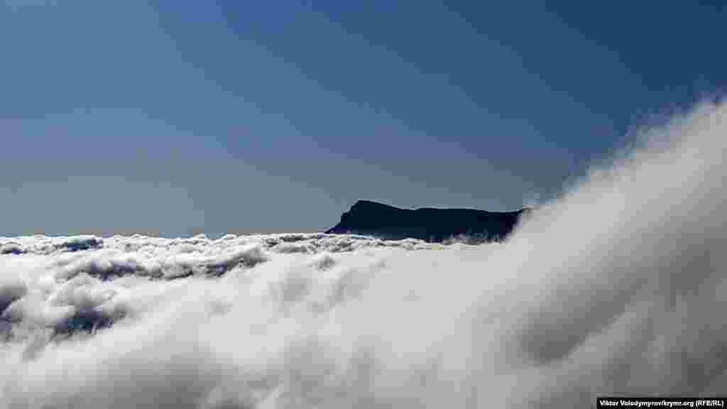 Bulutlarnıñ artında Çatır Dağ töpesini körmek mümkün &nbsp;