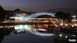 По мнению многих тбилисцев, новые сооружения не вписываются в историческую часть грузинской столицы