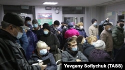 Բնակիչները կորոնավիրուսի ստուգման համար հավաքվել են քաղաքային թիվ 2 հիվանդանոցում, Օմսկ, 5-ը նոյեմբերի, 2020թ.
