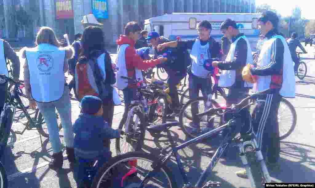 1926-1991-жылдары Фрунзе деп өзгөргөн. Эгемендикти алгандан бери борбор калаа Бишкек баатырдын атын алып жүрөт. 