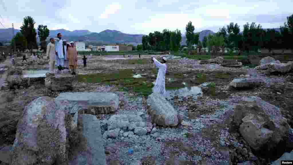 2 майда бер кеше Пакстанның Абботтабад шәһәрендә Усама бин Ладенның җимерелгән йортын фотога төшерә. Бин Ладен 2011 елның 2 маенда АКШ хәрбиләренең махсус чарасы нәтиҗәсендә үтерелде.