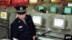 پلیس در حال بازرسی یک کافه اینترنت در چین