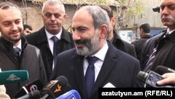 Исполняющий обязанности премьер-министра Армении Никол Пашинян беседует с журналистами, Ереван, 23 ноября 2018 г.