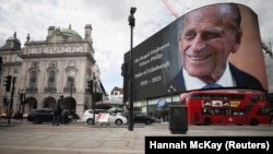 Пам’ять принца Філіпа, герцога Единбурзького, вшанували й на площі Пікаділлі, одній із найвідоміших у центральній частині Лондону, 9 квітня 2021 року