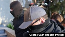 Bogdan Peșchir a venit la Parchet cu cagulă, ochelari de soare și șapcă.