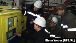 Шахтада жұмыс істеп жатқан кеншілер, Қарағанды  облысы (Көрнекі сурет).