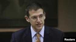 آدام زوبین می‌گوید لغو تحریم‌های ایران تنها مواردی را در بر می‌گیرد که در چارچوب برجام مورد تاکید قرار گرفته است. 