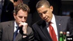 تیم گایتنر وزیر خزانه‌داری آمریکا در کنار باراک اوباما